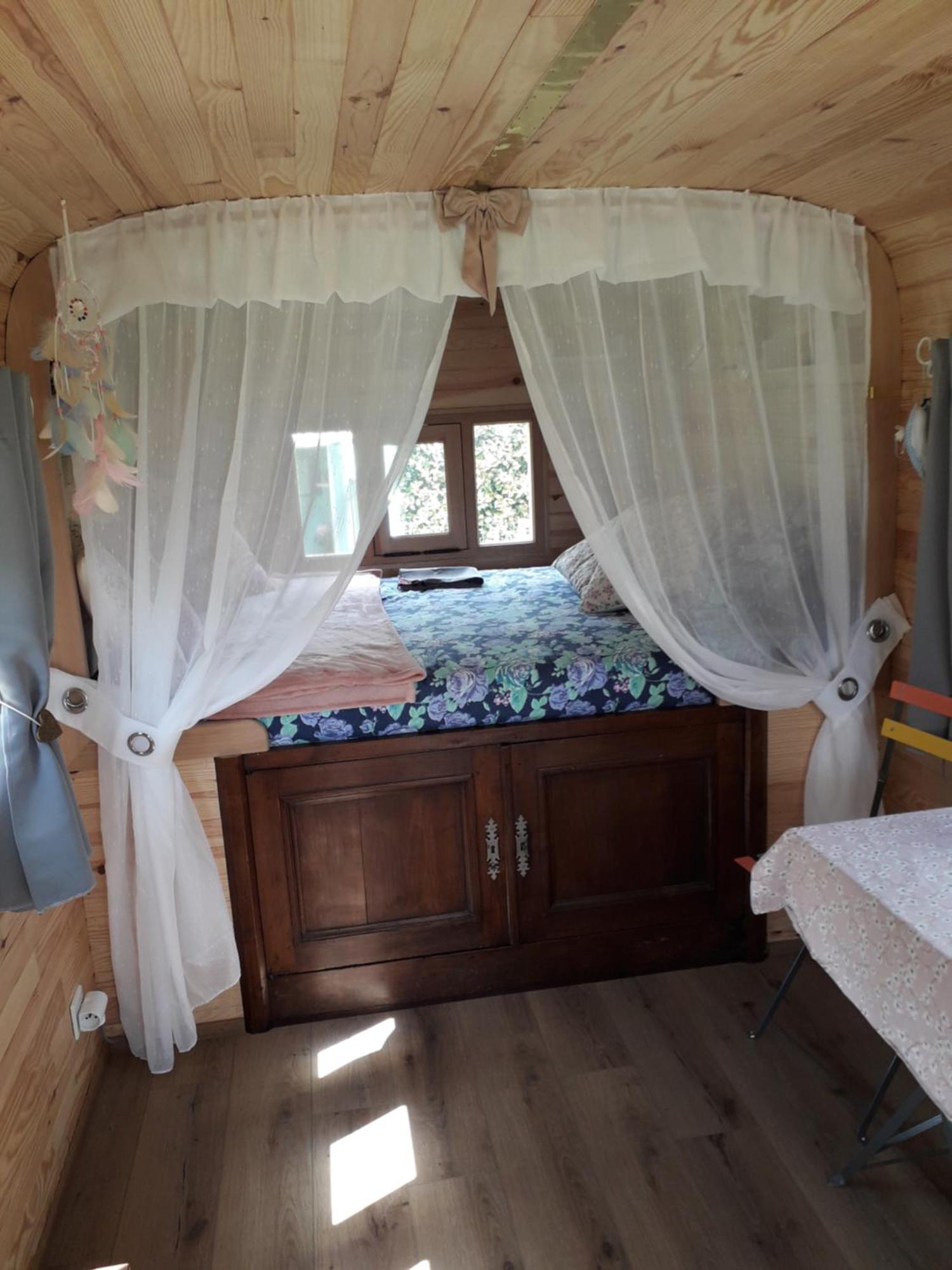 La Roulotte Des Trois Arbres Bed & Breakfast Oradour-sur-Glane Exterior photo