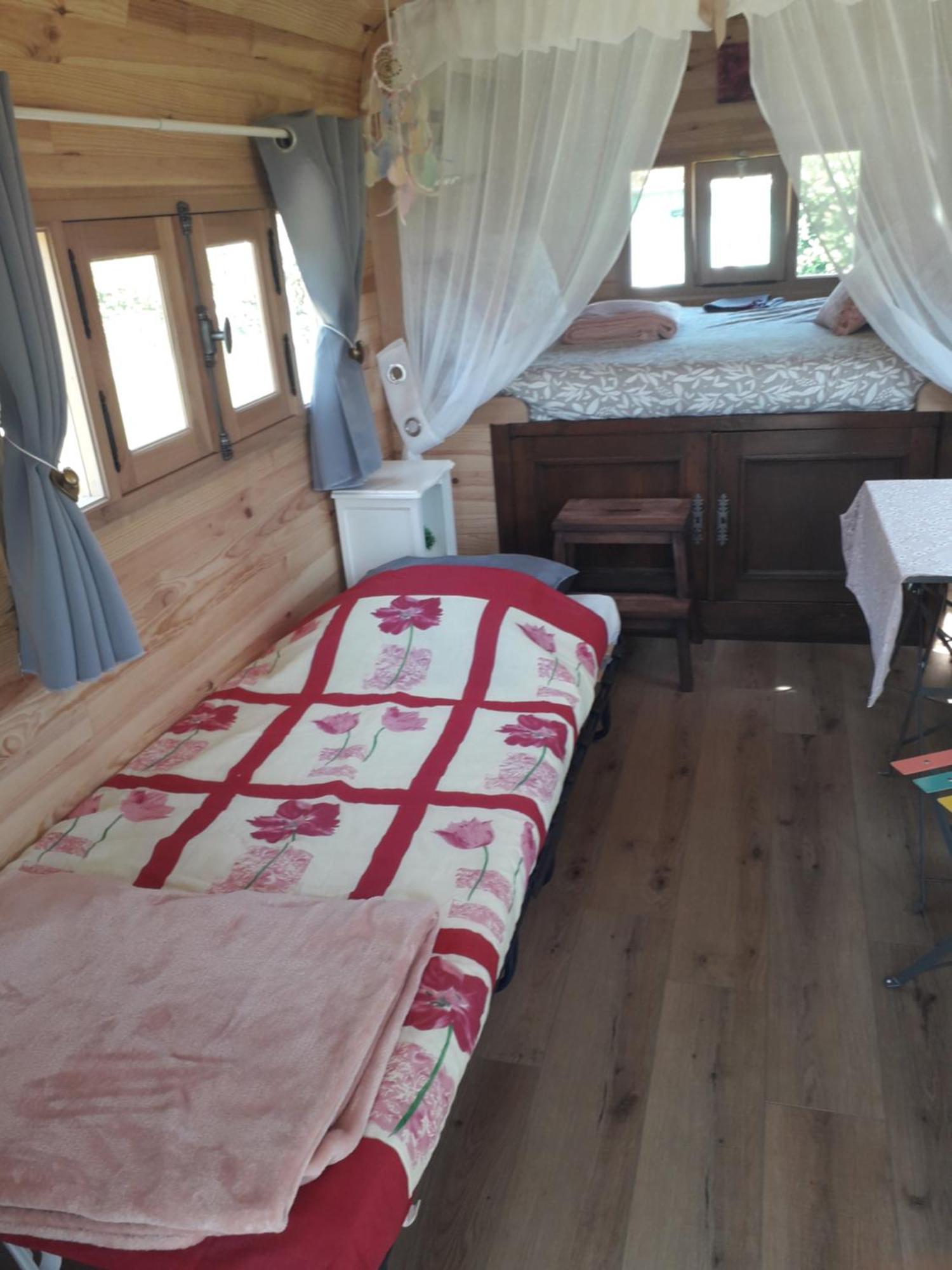 La Roulotte Des Trois Arbres Bed & Breakfast Oradour-sur-Glane Exterior photo